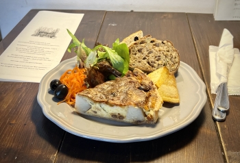 里いもとルッコラ・グリーンレーズンのキッシュ（パン、サラダ付）7e+2¥